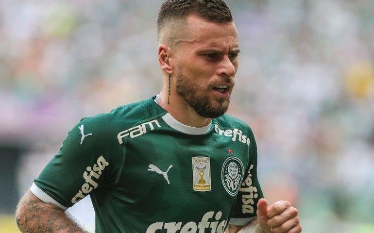 Lucas Lima, meia do Palmeiras, é flagrado por torcedores em festa clandestina