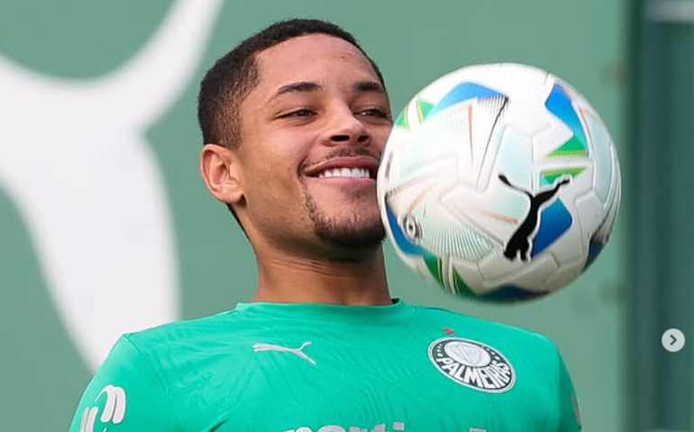 Vitor Roque completa um mês no Palmeiras, segue sem gols e é criticado na Espanha: 'Desastre'