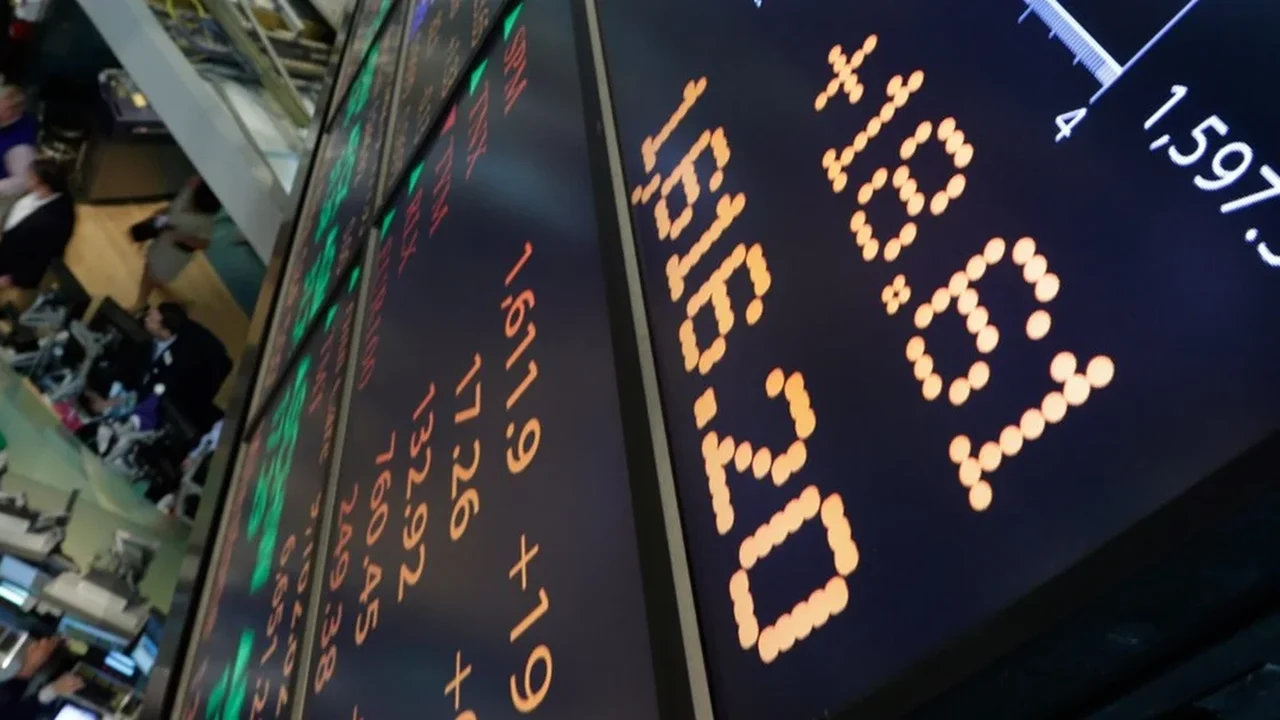 Bolsas de NY fecham em alta após Nvidia revigorar ativos de IA; Dow retrata amplitude negativa
