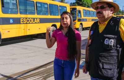 Gilberto e Gabriela Gonçalves vistoriam novos ônibus para reforçar o transporte escolar em Rio Largo