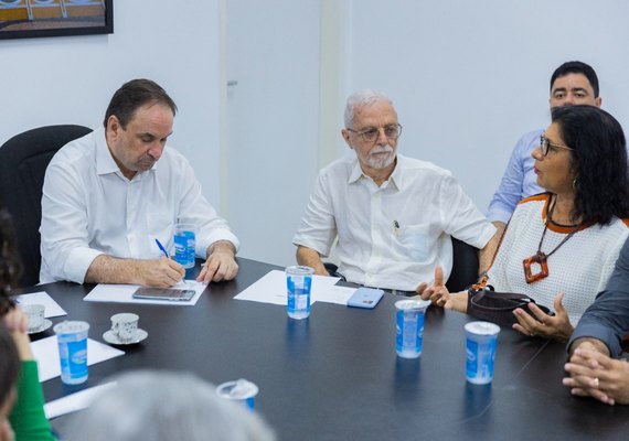 Presidente da Pestalozzi Arapiraca recebe repasse do município