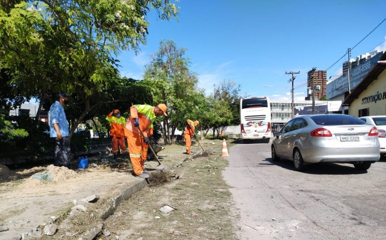 Riacho Salgadinho recebe ações de desassoreamento e limpeza nas margens