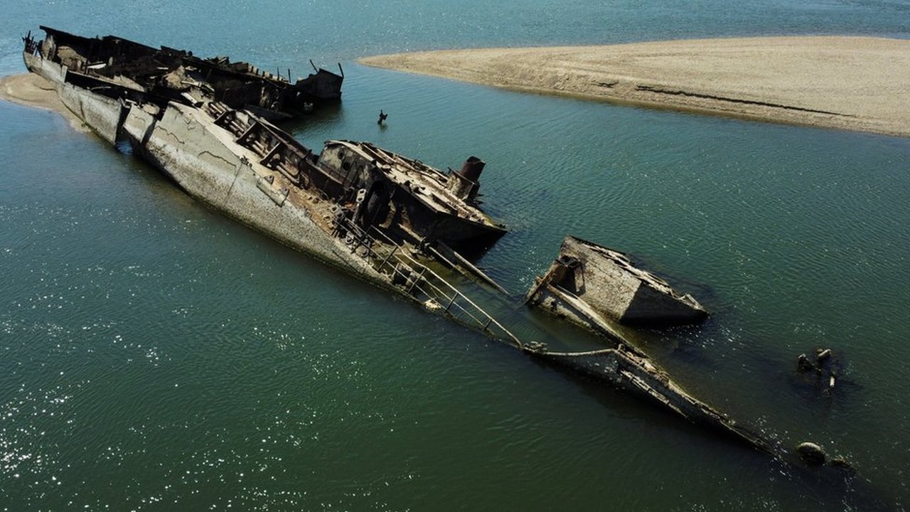 Destroços de navios nazistas afundados durante a Segunda Guerra emergem após seca reduzir nível de rio na Europa