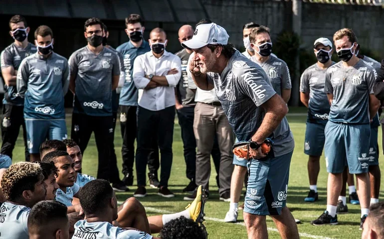 Santos faz treino descontraído e meia Otero acerta 'golpe de Popó' no volante Rincón