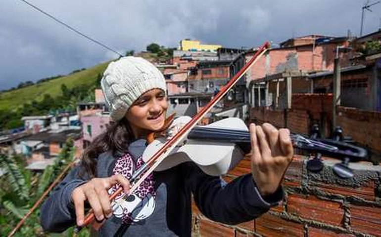 Violino e violoncelo feitos de PVC nas periferias