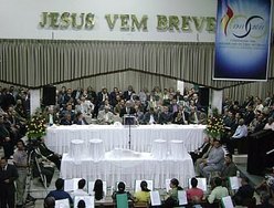 Igreja reunida para celebração da Santa Ceia