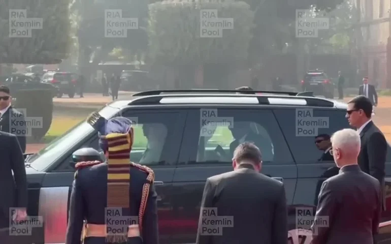 Narendra Modi chega ao Palácio Presidencial para cerimônia oficial de boas-vindas com Vladimir Putin