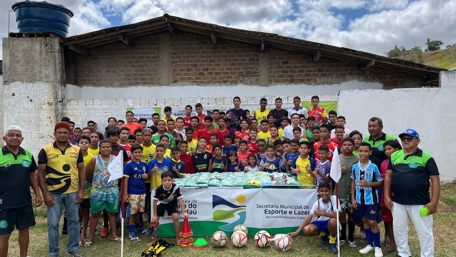 Santana do Mundaú: Atletas da escolinha Craques do Futuro ganham novos uniformes e materiais