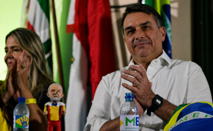 Flávio Bolsonaro durante visita a Maceió