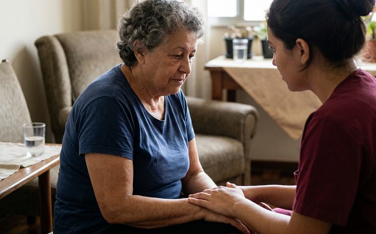 CAE aprova regulamentação da profissão de cuidador