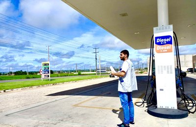 Procon Arapiraca fiscaliza e autua postos de combustíveis por práticas abusivas