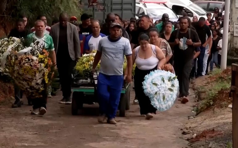 Famílias de vítimas das enchentes no sudeste do Brasil começam a enterrar seus mortos