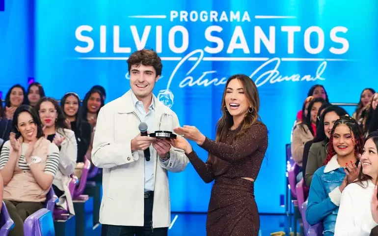 João Augusto Liberato recebe troféu em homenagem a Gugu no 'Programa Silvio Santos'