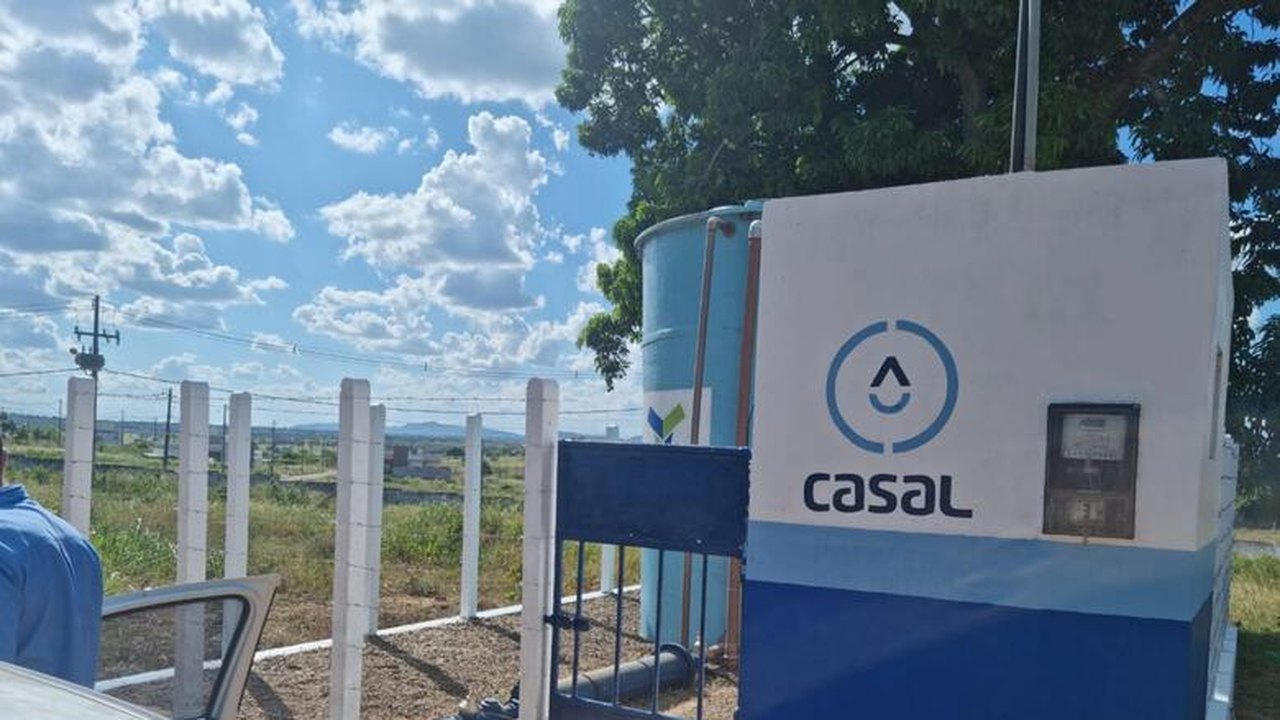 Casal trabalha em reparo de equipamento na ETA de Jacuípe