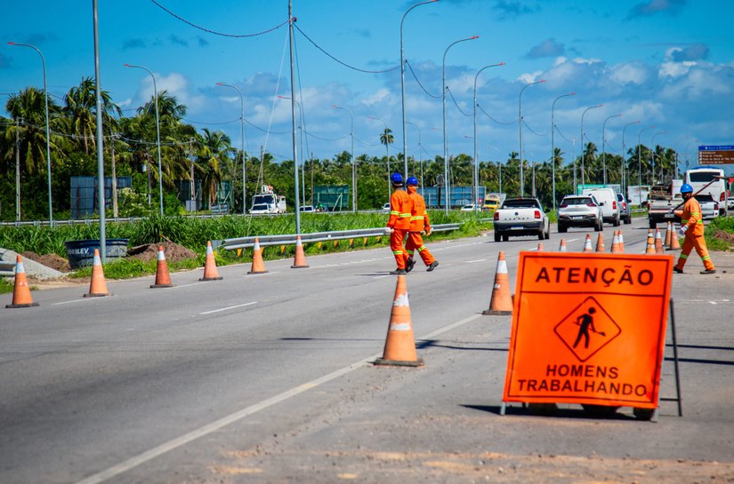 Construção de viaduto do Arco Metropolitano altera trânsito na BR-349, antiga AL-101 Sul