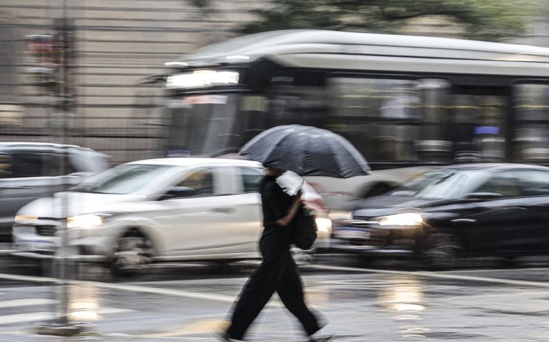 Chuva forte deixa 104 mil imóveis sem energia no estado de São Paulo