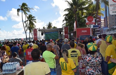 Telão da Copa volta a reunir torcida na Ponta Verde nesta quarta 