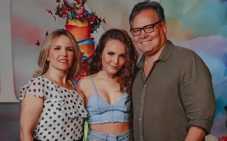 Pai de Larissa Manoela teria sido hospitalizado em meio à crise familiar