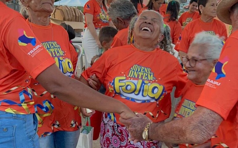 Idosos do SCFV participam de bloco carnavalesco e desfilam pelas ruas de Traipu