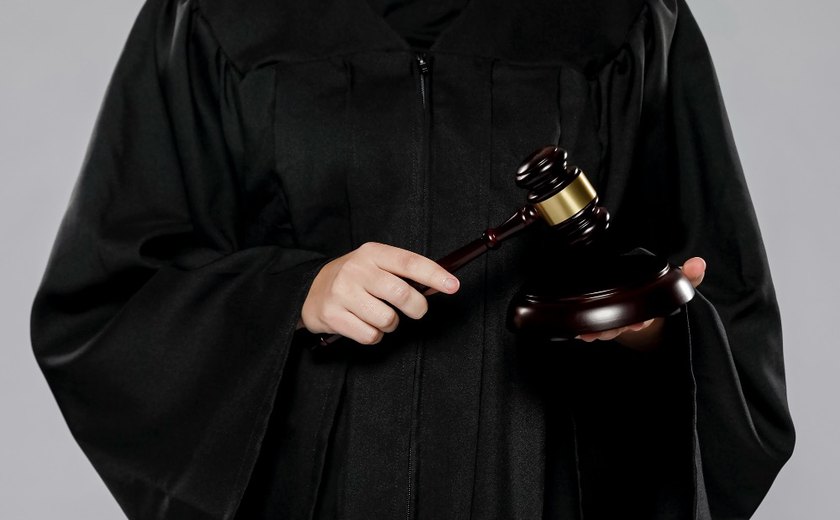 Metade das juízas deixa ascensão profissional de lado em nome da família