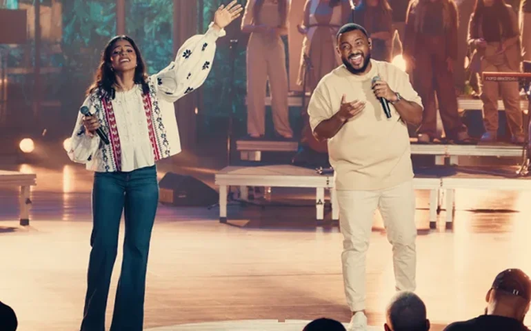 Ao lado de Eli Soares, Julia Vitória relê hino cristão em versão R&B