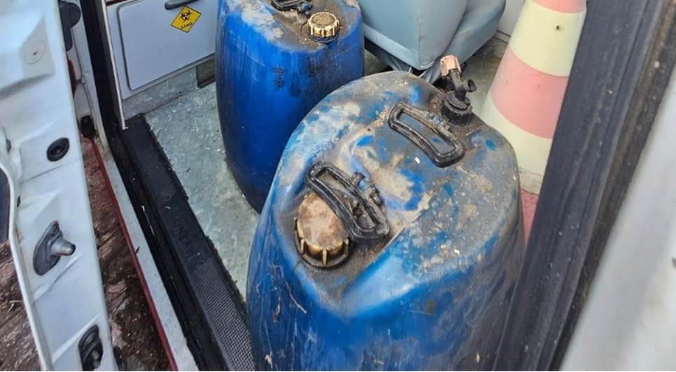 Ambulância do Samu é utilizada como depósito e aparece com materiais armazenados em seu interior. - Foto: Cotesia a Francês News