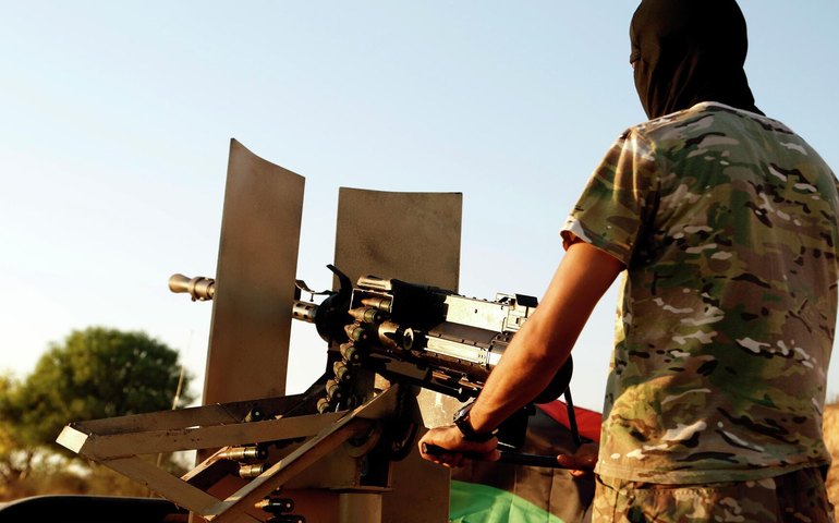 Funcionário do alto escalão do governo líbio morre em confronto na capital, diz mídia (VÍDEOS)