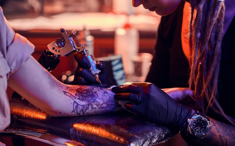 Justiça manda indenizar mulher que deixou de ser contratada por causa de tatuagem