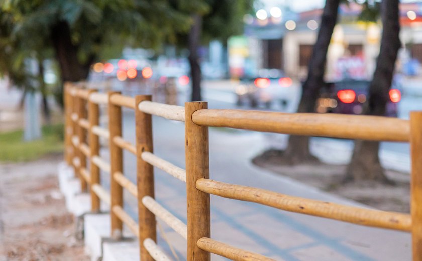 Ciclovia da Fernandes Lima ganha ganha guarda-corpos de proteção