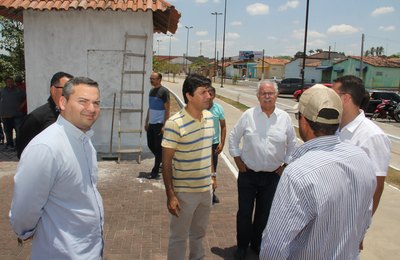 Teófilo visita obras fundamentais no Bosque das Arapiracas 