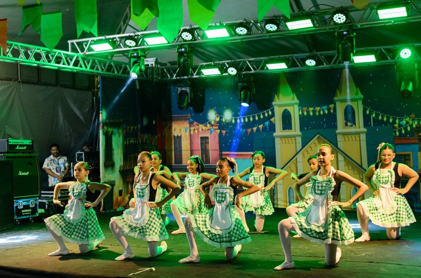 Espetáculo Junino de Ballet encanta público na Praça Castro Azevedo