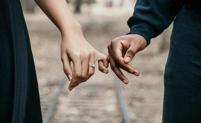 Estudo identificou que casais em relacionamentos abertos relataram níveis mais altos de insegurança