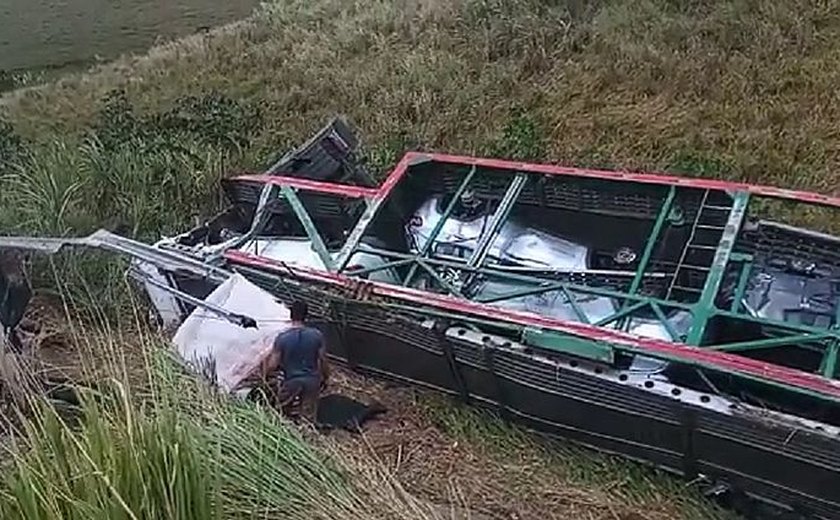 Caminhão-cegonha tomba na BR-101 em Alagoas