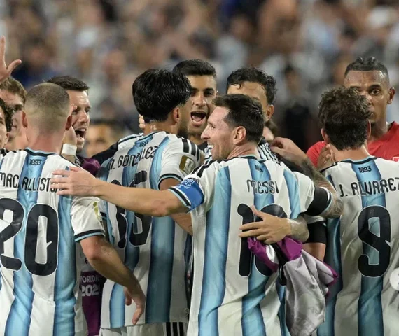 Julián Álvarez brilha em vitória da Argentina sobre a Suíça e garante vaga na semifinal