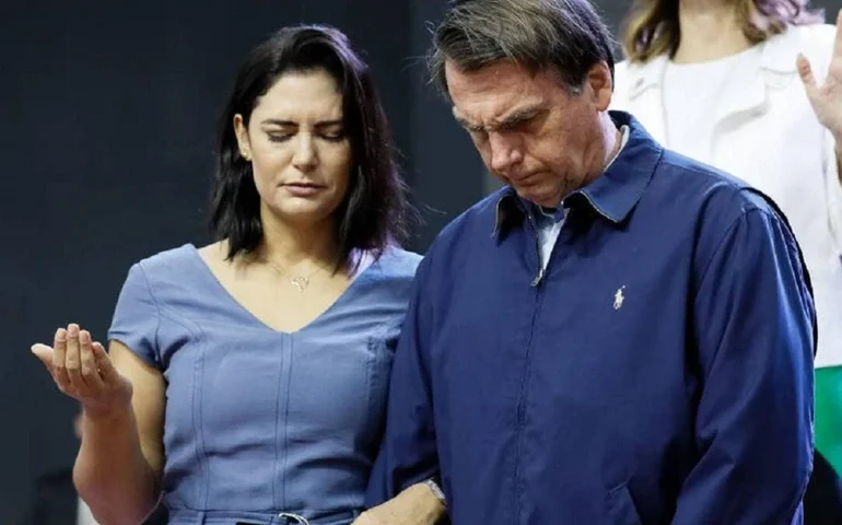 Ansiedade marca véspera de cirurgia de Bolsonaro, que passa Natal com Michelle e Carlos