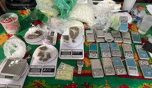 Na casa do suspeito, foram apreendidos maconha, crack, cocaína, uma balança de precisão e cerca de R$ 7,7 mil em espécie. / Foto: Reprodução 