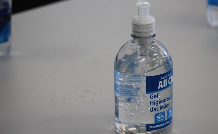 Álcool em gel é um dos principais instrumentos para evitar a contaminação do vírus