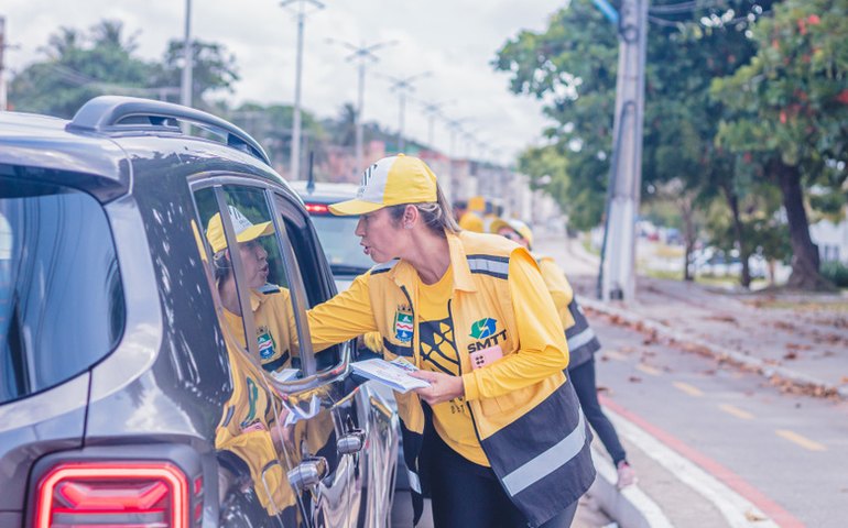 SMTT realiza blitz educativa e faz alerta sobre os perigos de beber e dirigir