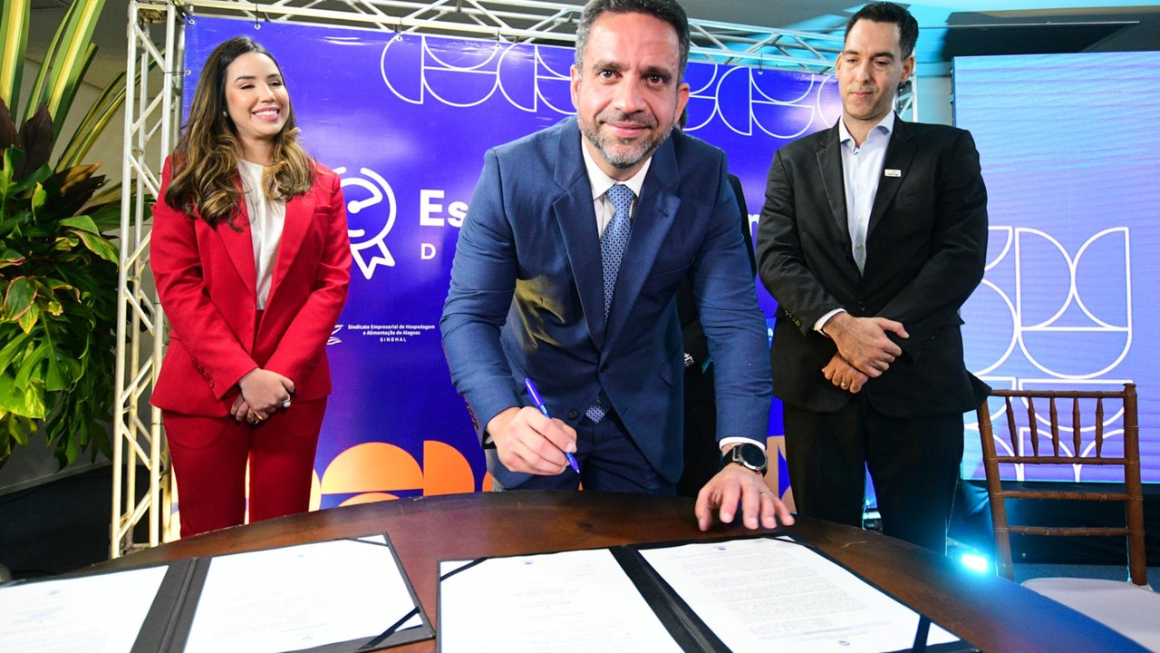 Governo lança programa Escola do Turismo para capacitação profissional em Alagoas