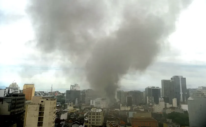 Incêndio no centro do Rio atinge lojas do camelódromo da Uruguaiana