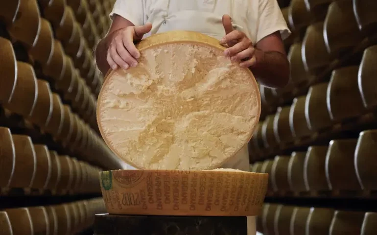Parmigiano reggiano é aberto na Itália após 27 anos de maturação