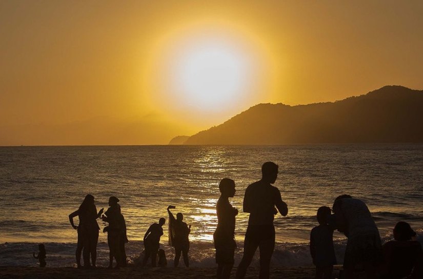 Gastos de turistas internacionais no Brasil batem recorde histórico e chegam a R$ 25 bilhões em 2026