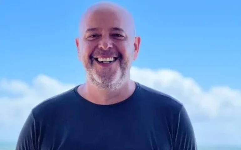 Alex Escobar será submetido a cirurgia nas cordas vocais e se afasta da Globo