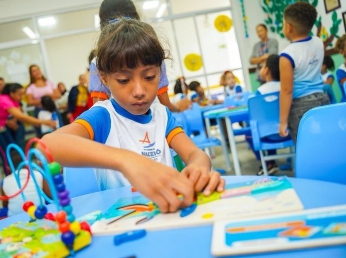 Estudantes da rede pública de Maceió retornaram às aulas nesta terça (7)