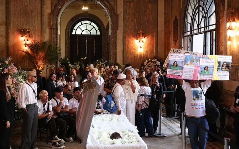 Fãs despedem-se de Preta Gil em velório no Theatro Municipal no RJ