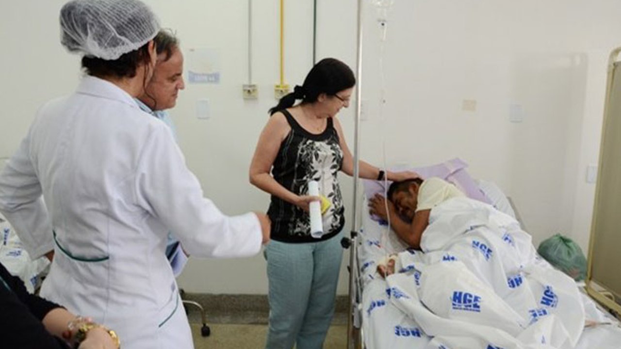 Rozangela Wyszomirska inspeciona HGE e discute ações para melhorar assistência