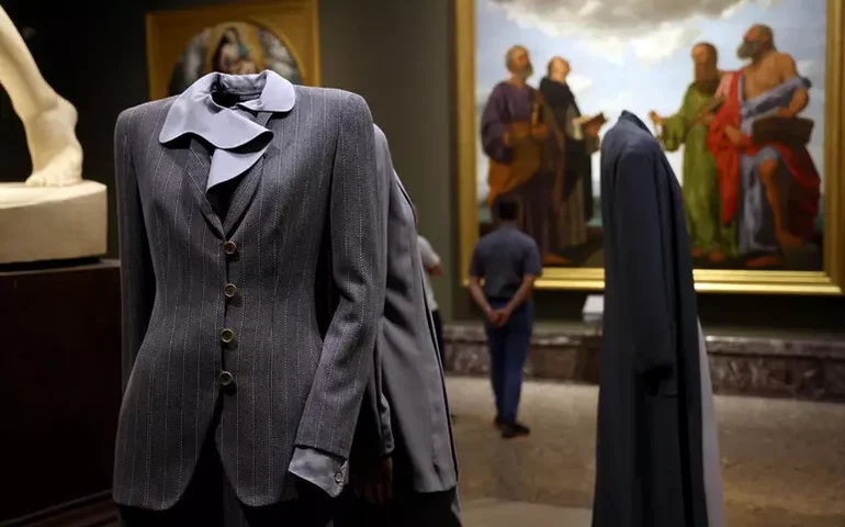 Exposição em Milão coloca peças de Armani lado a lado com ícones da história da arte
