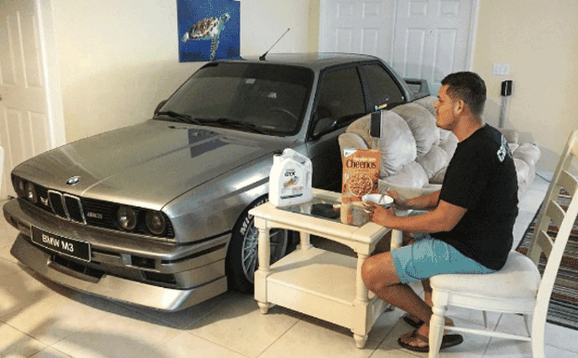 Americano põe carro de luxo dentro de casa durante passagem de furacão