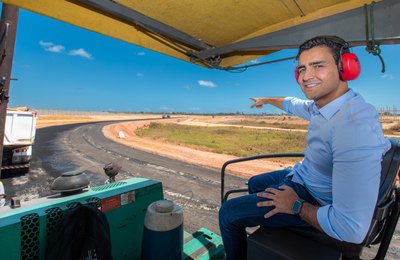 Prefeito JHC vistoria pavimentação da Avenida Marília Mendonça e destaca desenvolvimento da parte alta de Maceió