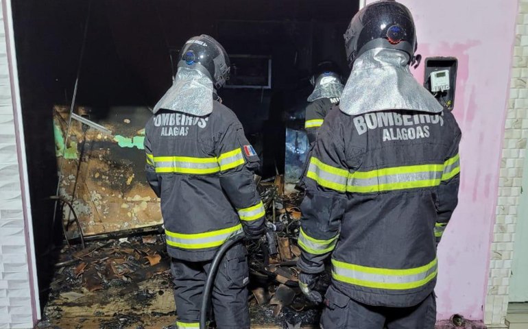 Corpo de Bombeiros combate a incêndio em estabelecimento comercial em Maceió